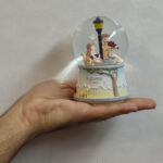 گوی موزیکال مدل چراغ دار طرح دیدار عاشقانه پاییزی