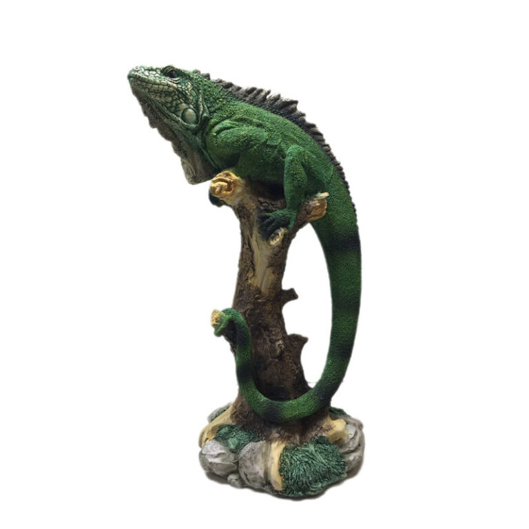 مجسمه مدل آفتاب پرست روی درخت