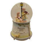 گوی موزیکال مدل چراغ دار طرح دیدار عاشقانه پاییزی