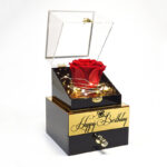 گل رز جاودان مدل گنجینه موزیکال طرح Happy Birthday کد M02