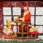 گوی موزیکال مدل پمپی لایت باکس آکواریومی طرح کمپر بابانوئل و کریسمس کد P4222