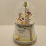 گوی موزیکال مدل چراغ دار طرح دیدار عاشقانه پاییزی