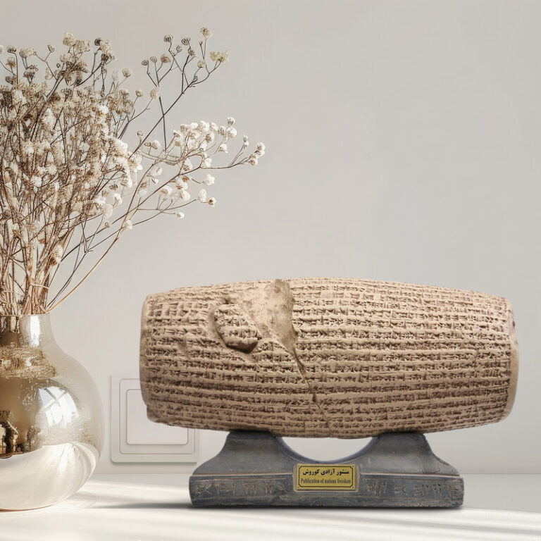 مجسمه تندیس و پیکره شهریار مدل منشور آزادی ملل کد MO110